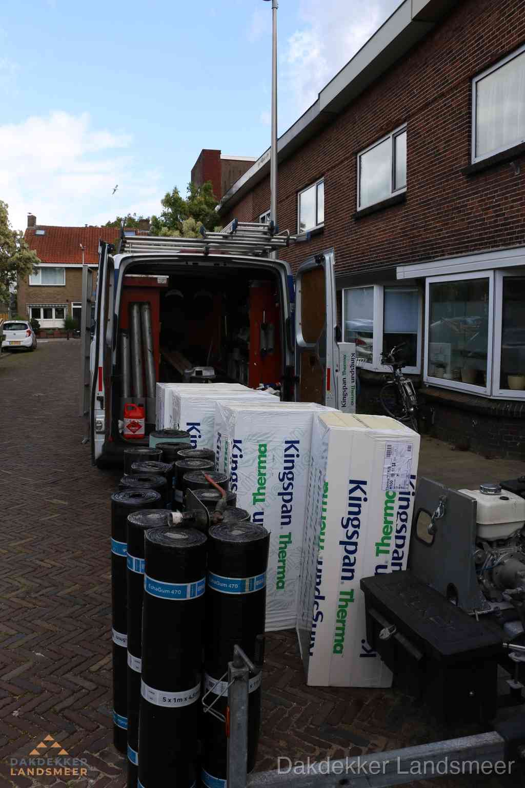 Plat dak met bitumen dakbedekking en brander in Landsmeer