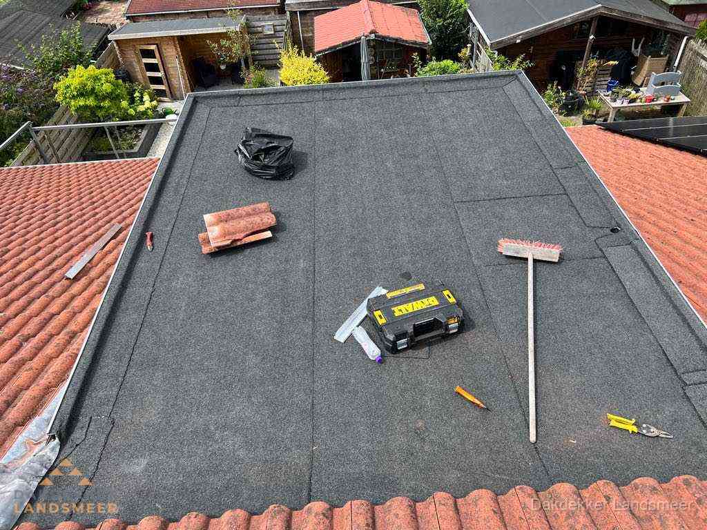 Nieuw plat dak met bitumen dakbedekking in Landsmeer