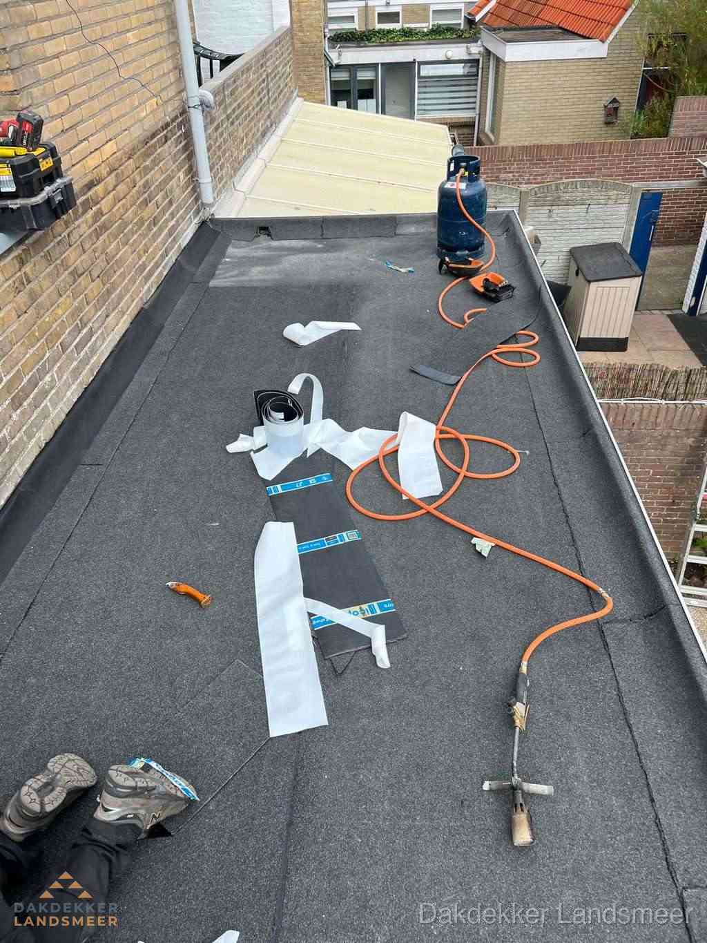 Dakdekker brengt EPDM dakbedekking aan op plat dak in Landsmeer