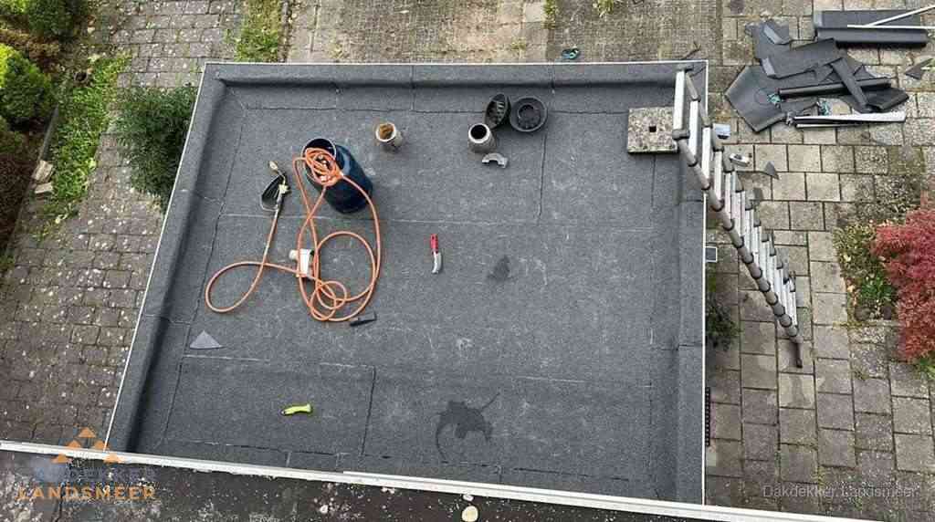 Plat dak met nieuwe bitumen bedekking in Landsmeer