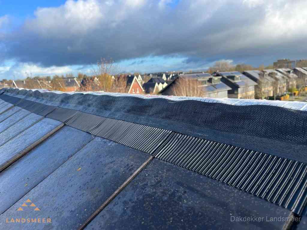 Dakisolatie bij de nok met ventilatieprofiel op schuin dak in Landsmeer