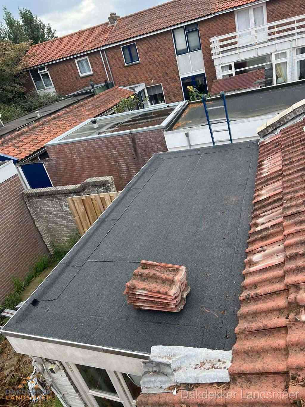 Aanbouw plat dak met reservepannen voor dakpannen vervangen in Landsmeer