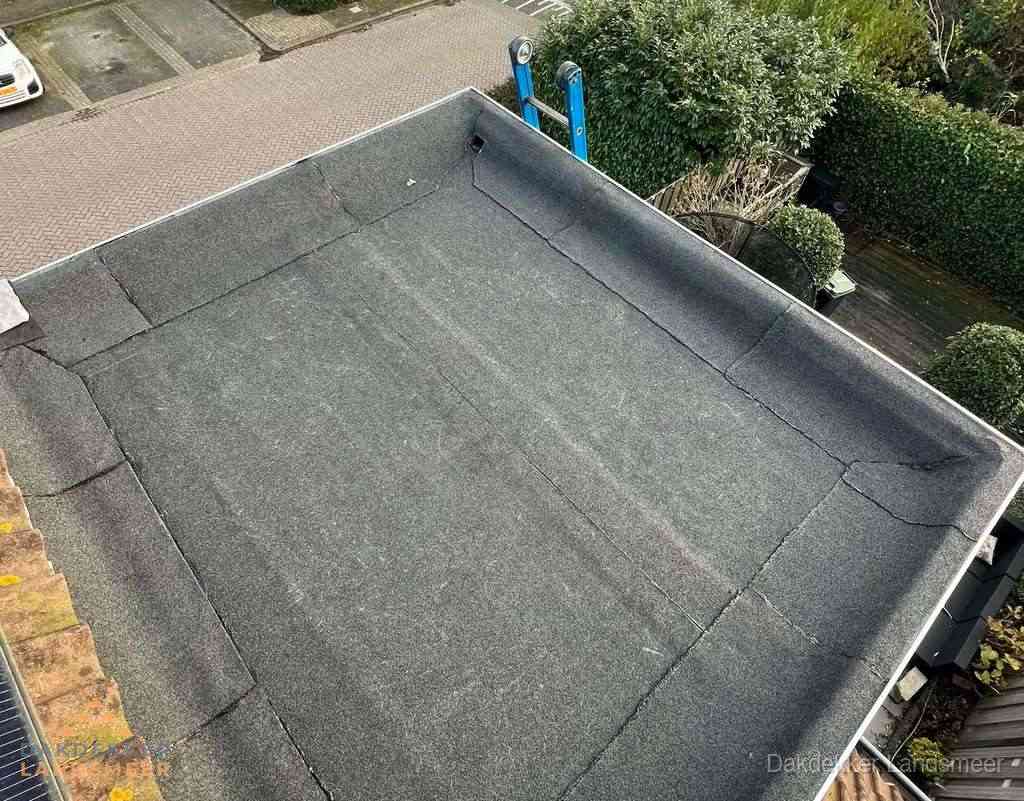 Gerenoveerd plat dak met nieuwe bitumen dakbedekking in Landsmeer