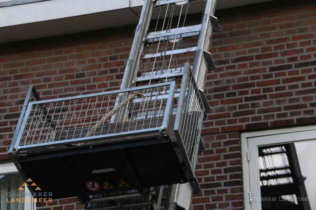 Ladderlift met dakpannen voor dakpan reparatie in Landsmeer