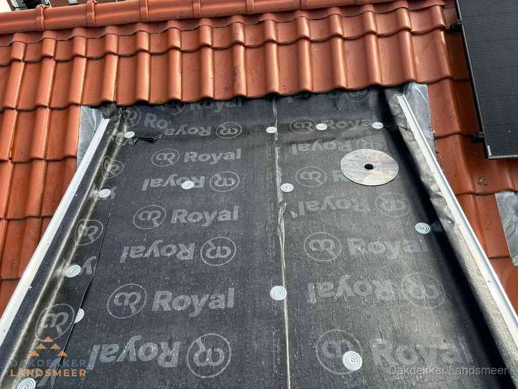 Nieuw dak met dakpannen en Royal onderlaag bij woning in Landsmeer