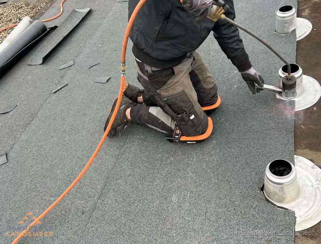 Gereedschap op nieuw plat dak na renovatie in Landsmeer