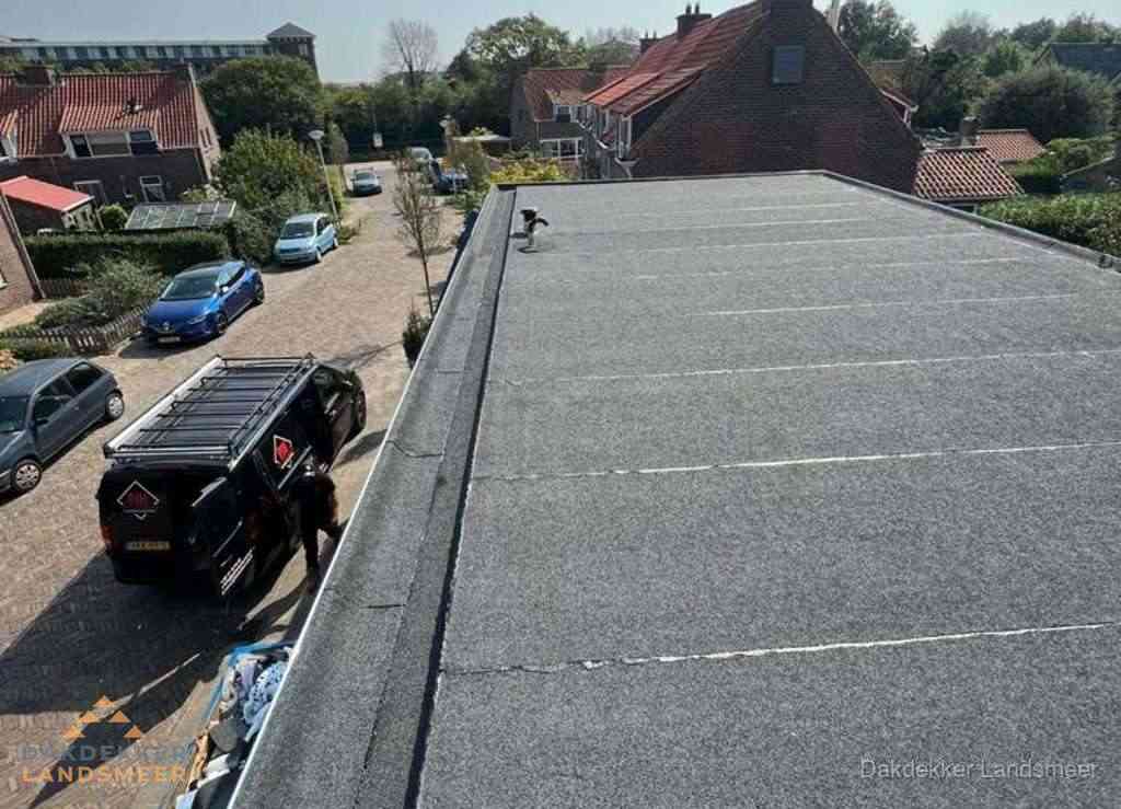 Nieuw bitumen plat dak met uitzicht over landschap in Landsmeer