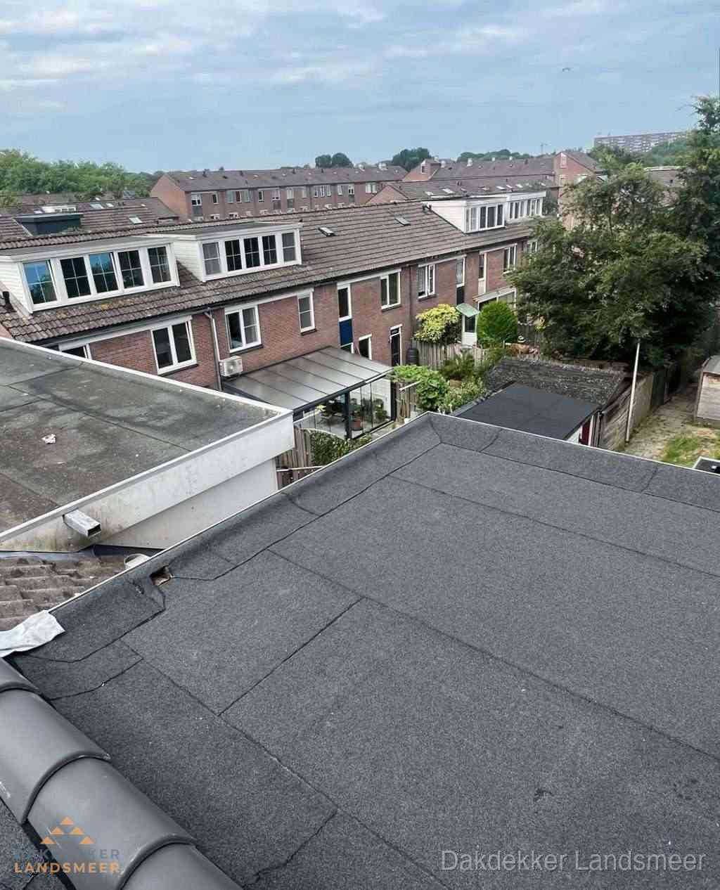 Vernieuwd plat dak met bitumen in woonwijk in Landsmeer