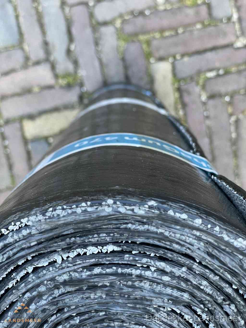Rol bitumen dakleer met leislag voor plat dak in Landsmeer